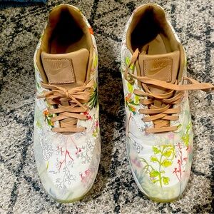 Nike Air Women’s floral size 10